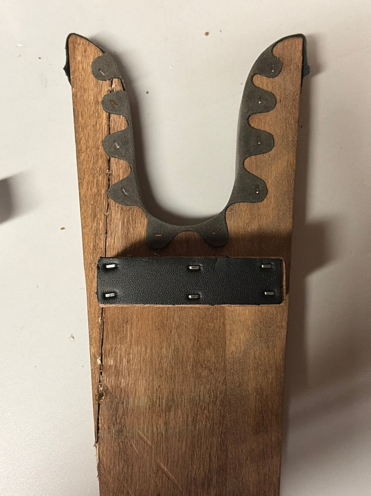 Tire-bottes en bois avec bord rembourré [Bois Fisuré]