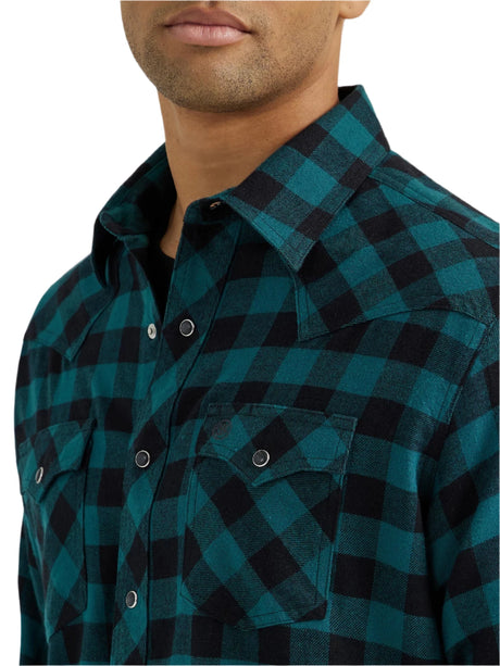 Men's Flanel Shirt from Wrangler in the shade Turquoise Buffalo, close up.